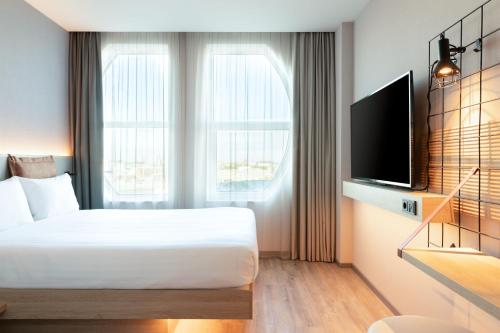 Moxy Queen Room with City View