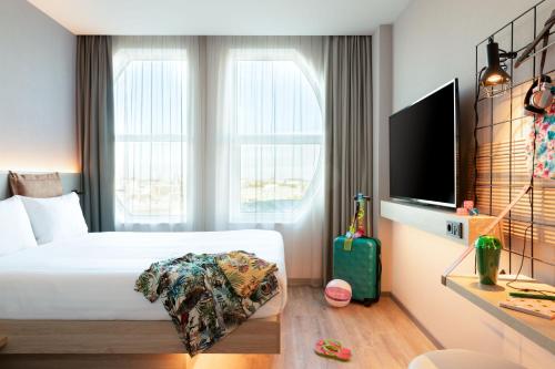 Moxy Queen Room with City View