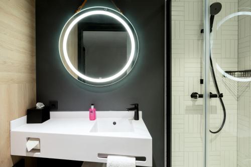 Moxy Twin Room