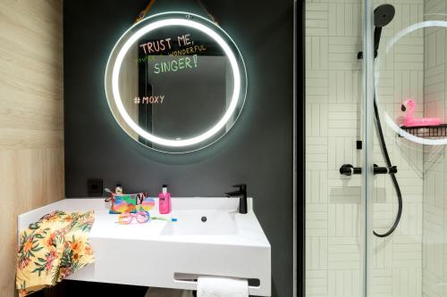 Moxy Twin Room