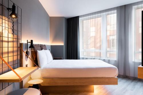 Moxy Queen Room