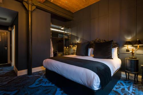 Deluxe King Room with Balcony - Non-Smoking