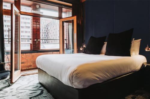 Deluxe King Room with Balcony - Non-Smoking
