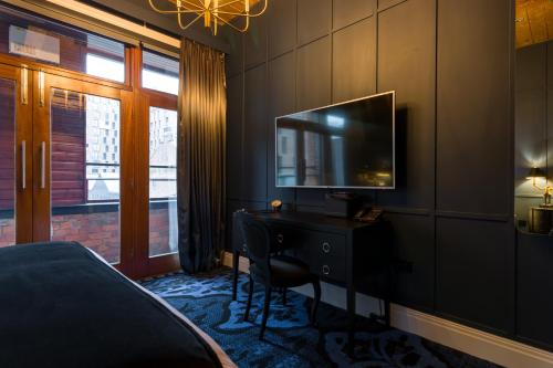 Deluxe King Room with Balcony - Non-Smoking