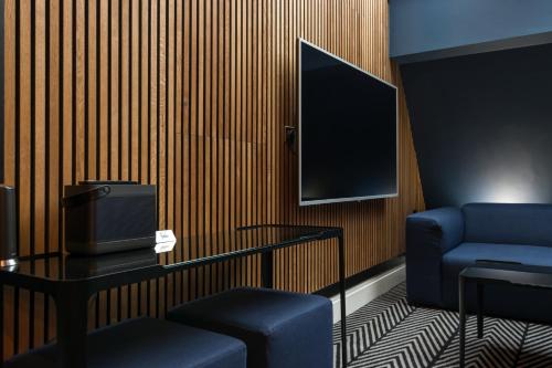Superior Duplex King Suite with Kitchenette, Sitting Area and In-Room Bath Tub - Non-Smoking