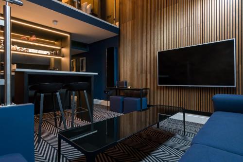 Superior Duplex King Suite with Kitchenette, Sitting Area and In-Room Bath Tub - Non-Smoking