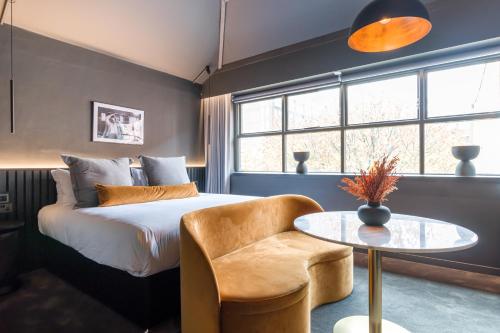 King Suite with Sitting Area and Walk-In Rain Shower - Non-Smoking