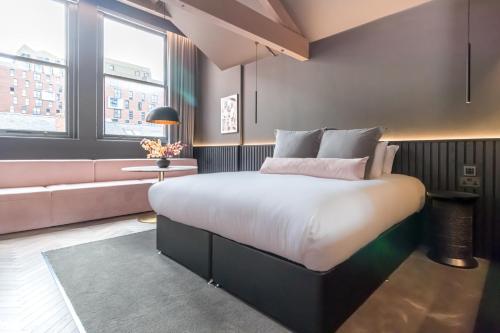 King Suite with Sitting Area and Walk-In Rain Shower - Non-Smoking