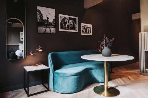 King Suite with Walk-In Rain Shower - Non-Smoking