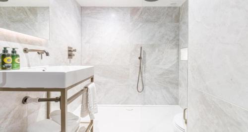 King Suite with Walk-In Rain Shower - Non-Smoking