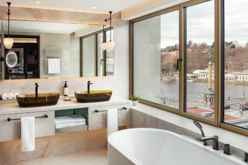 Signature Twin Room with River View