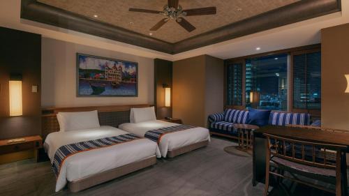 Club Deluxe Twin Room (Corner Room) - City Side with Complimentary Minibar