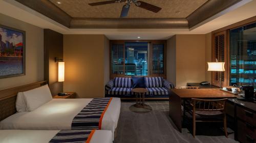 Club Deluxe Twin Room (Corner Room) - City Side with Complimentary Minibar