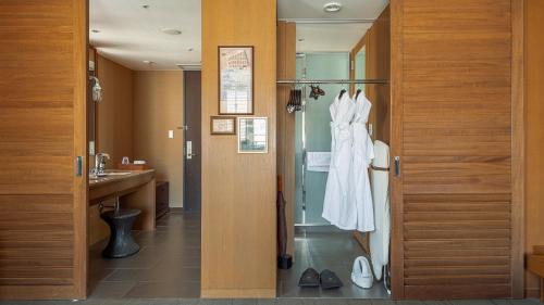 Club Deluxe King Room (Corner Room)- Harbor Side with Complimentary Minibar