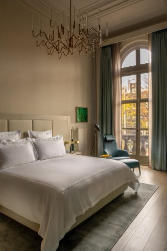 Canal View Signature Suite