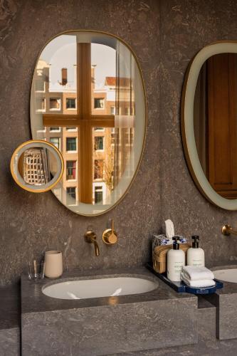 Canal View Signature Suite