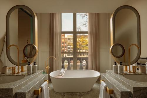 Canal View Signature Suite