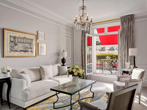 Deluxe Suite, avenue Montaigne view with balcony