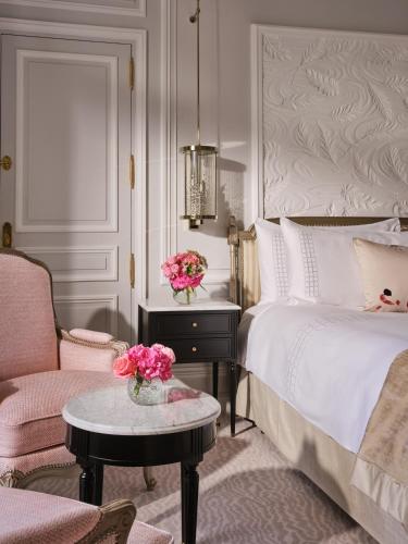 Prestige Suite, avenue Montaigne view with balcony