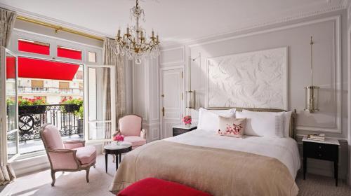Prestige Suite, avenue Montaigne view with balcony