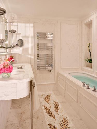 Prestige Suite, avenue Montaigne view with balcony
