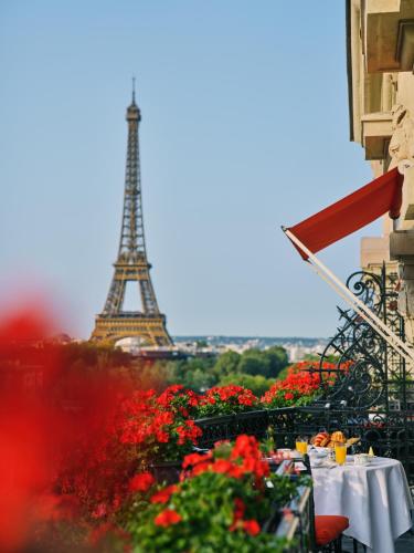Prestige Suite, avenue Montaigne view with balcony