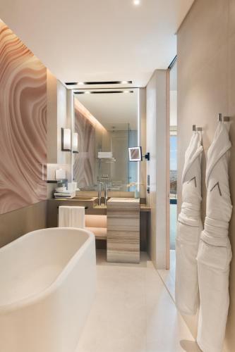 Deluxe Sea View Room with Floating Breakfast Once Per Stay