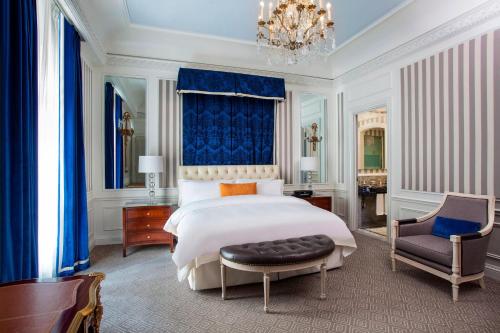 King Room with Butler Service - Mobility and Hearing Accessible with Roll-in Shower