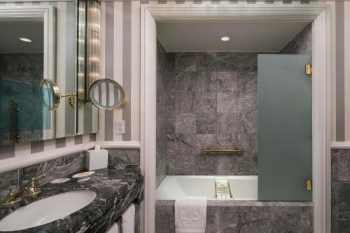 King Room with Butler Service - Mobility Accessible with Tub