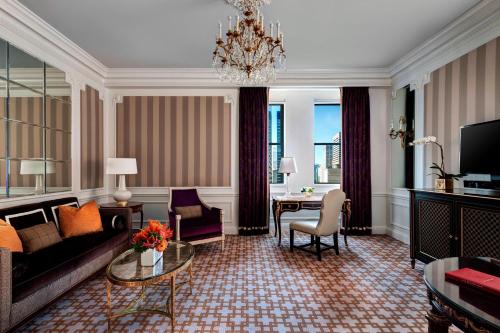 One-Bedroom Madison King Suite with Butler Service - Mobility and Hearing Accessible with Tub