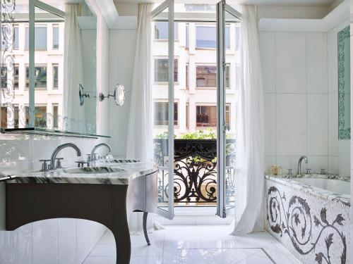 Haute Couture Eiffel Suite