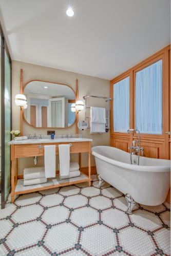 Deluxe Family Room