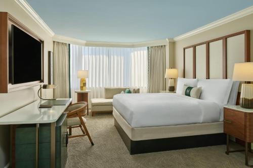 Guest room, 1 King (Mobility Accessible w/Roll-in Shower)