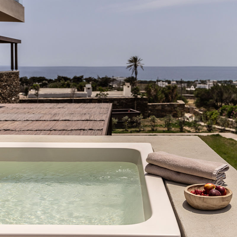 Ela 2 Bedroom Suite | Jetted Tub | Sea V