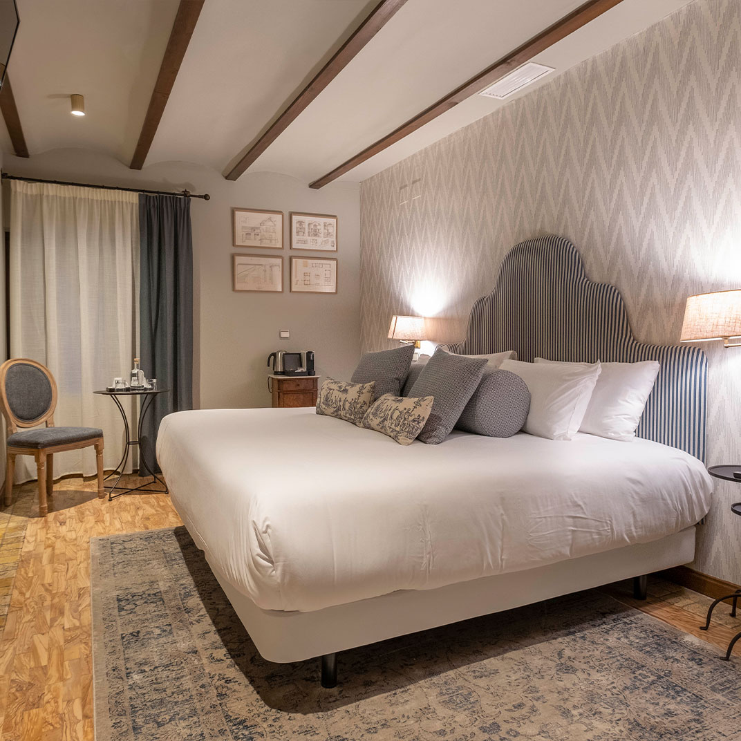 EXTERIOR STANDARD ROOM