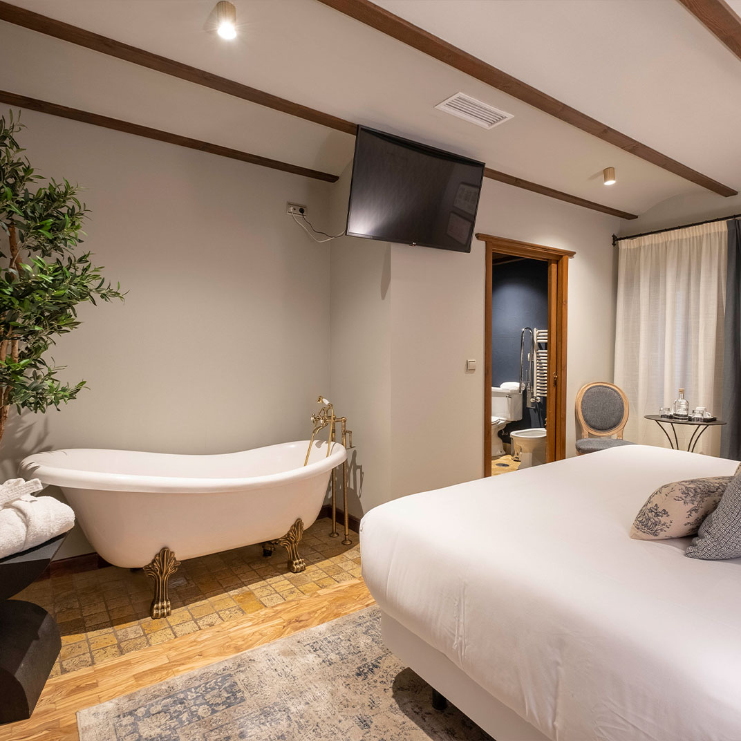 EXTERIOR STANDARD ROOM