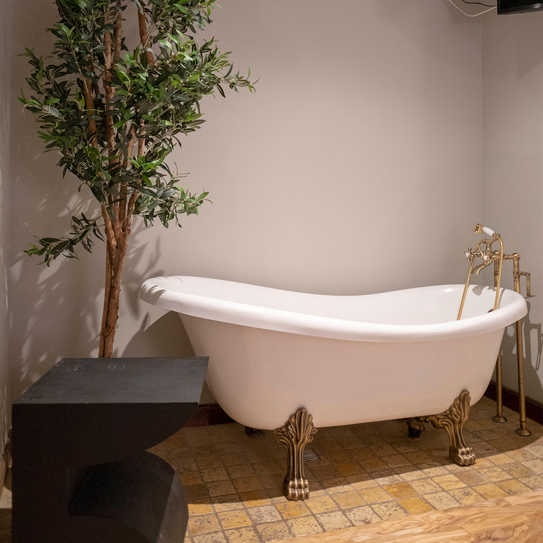 EXTERIOR STANDARD ROOM