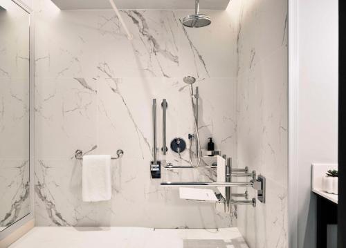 King Room with Roll in Shower - Disability Access