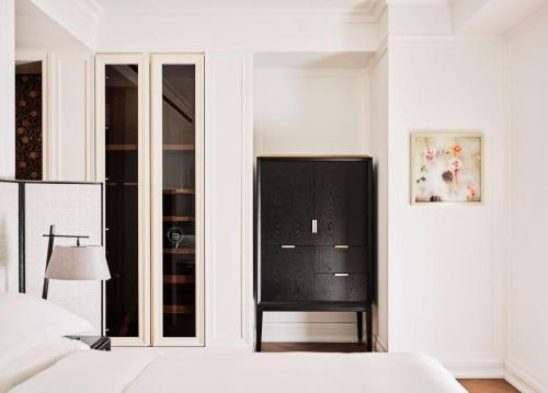 King Room with Roll in Shower - Disability Access