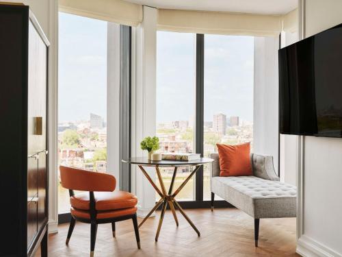 Corner King Room with River View