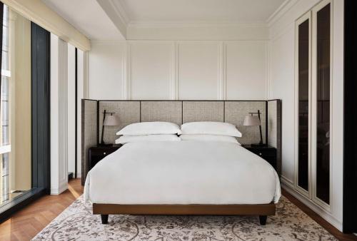 Corner King Room