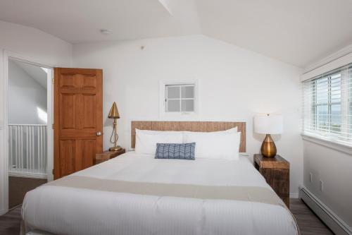 Two-Bedroom Deluxe Apartment with Ocean View