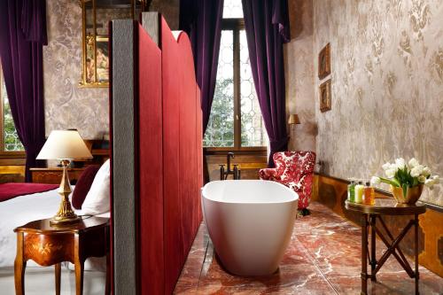 Luxury Suite Grand Canal Open Plan