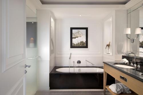 FIREPLACE SUITE