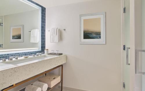 Middle Floor, Oceanfront, Guest Room, 1 King, Sofa Bed and Balcony