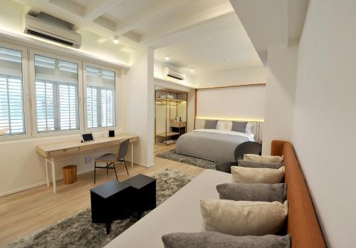 The Mackenzie Suite (1-2 Guest/s)