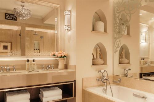 Arabian Court Family Deluxe Room - includes Waterpark Access
