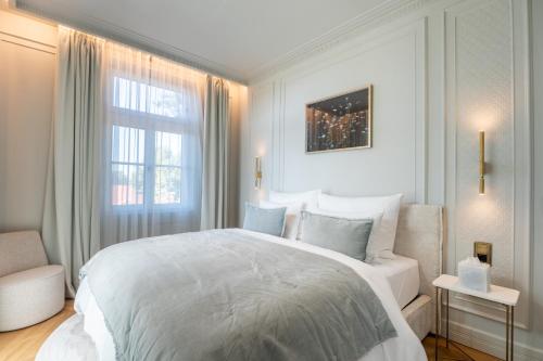 Suite with Lake View