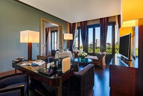 Senior Suite (1-2 Adults)