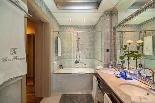 Senior Suite (1-2 Adults)